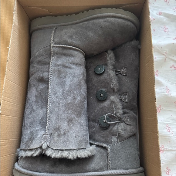 UGG Women's Grey Bailey Button Triplet W4.5 - Picture 1 of 2
